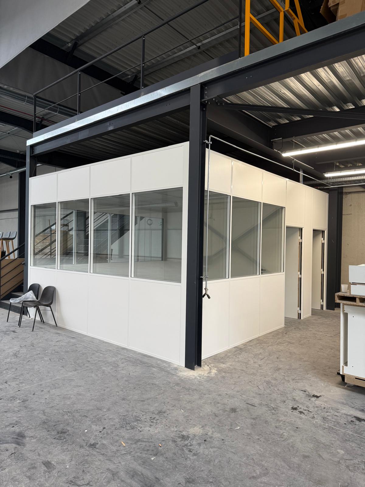 Cabine d'atelier vitrée sur allège double vitrage – A2M Agencement