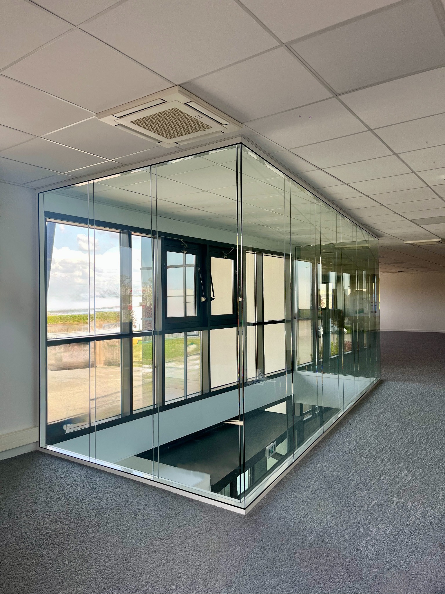 Cloison vitrée bord à bord double vitrage toute hauteur garde-corps – A2M Agencement