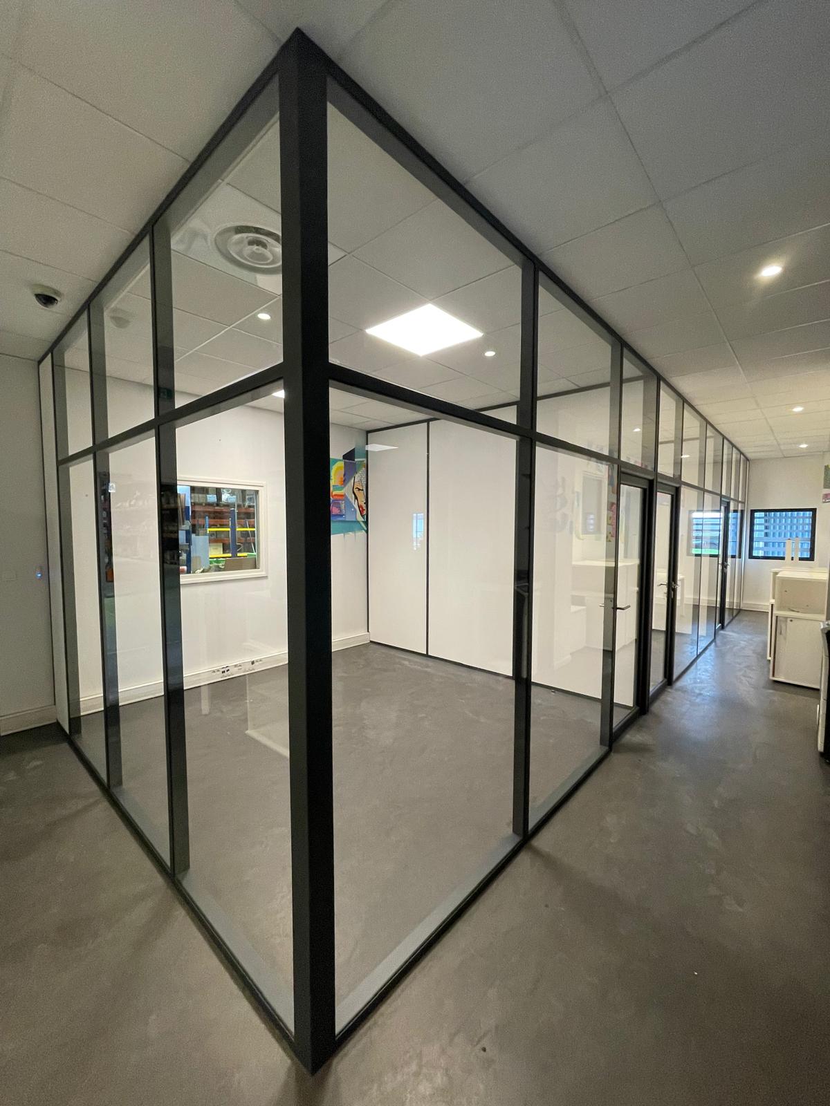 Cloison vitrée toute hauteur simple vitrage – A2M Agencement Lyon