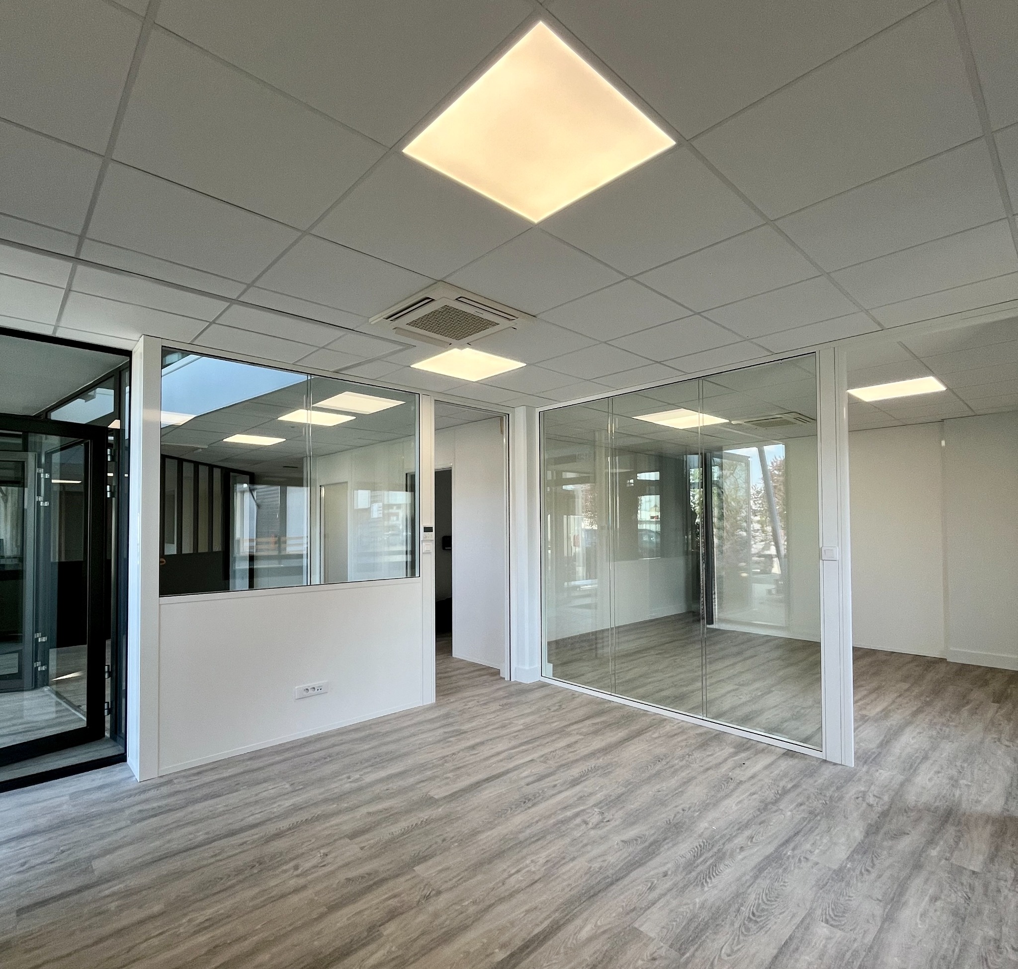 Cloison vitrée toute hauteur et sur allège bord à bord double vitrage – A2M Agencement